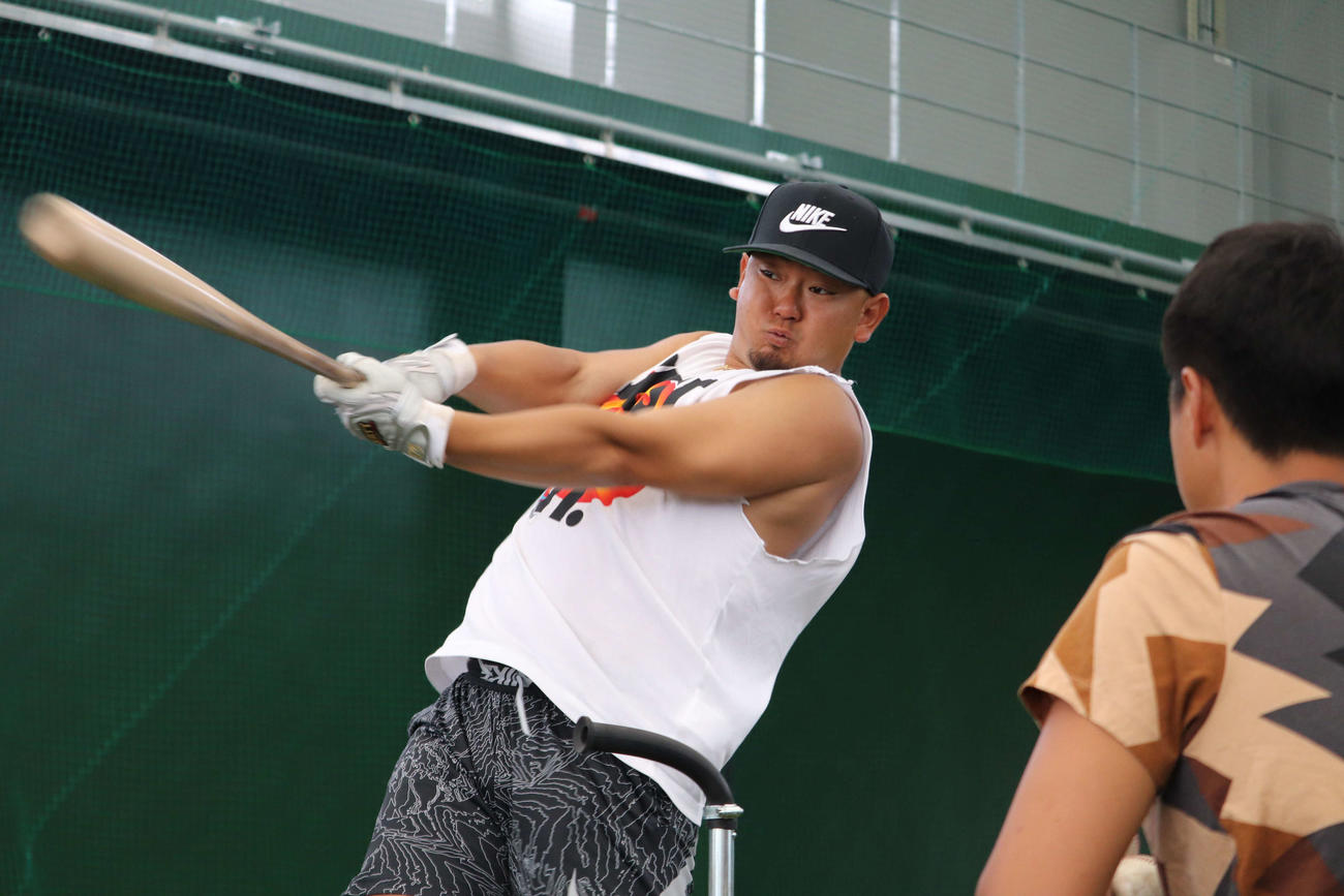 室内でティー打撃を行うオリックス森（撮影・大池和幸）