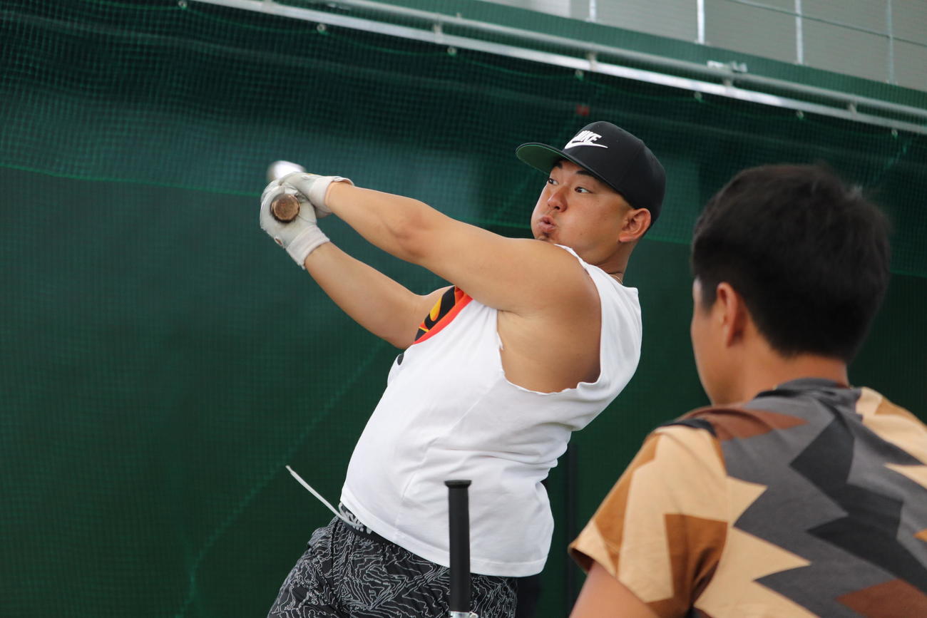 室内でティー打撃を行うオリックス森（撮影・大池和幸）