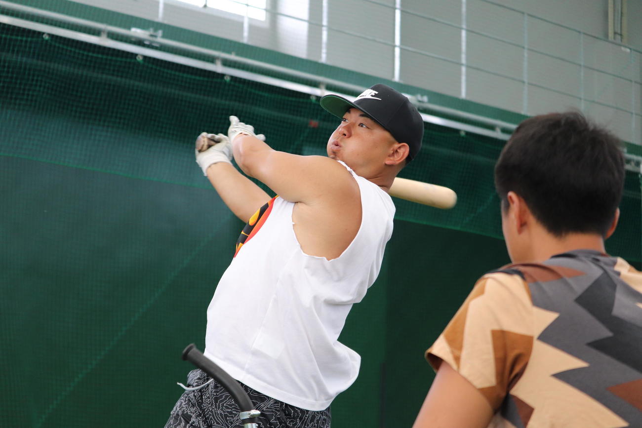 室内でティー打撃を行うオリックス森（撮影・大池和幸）