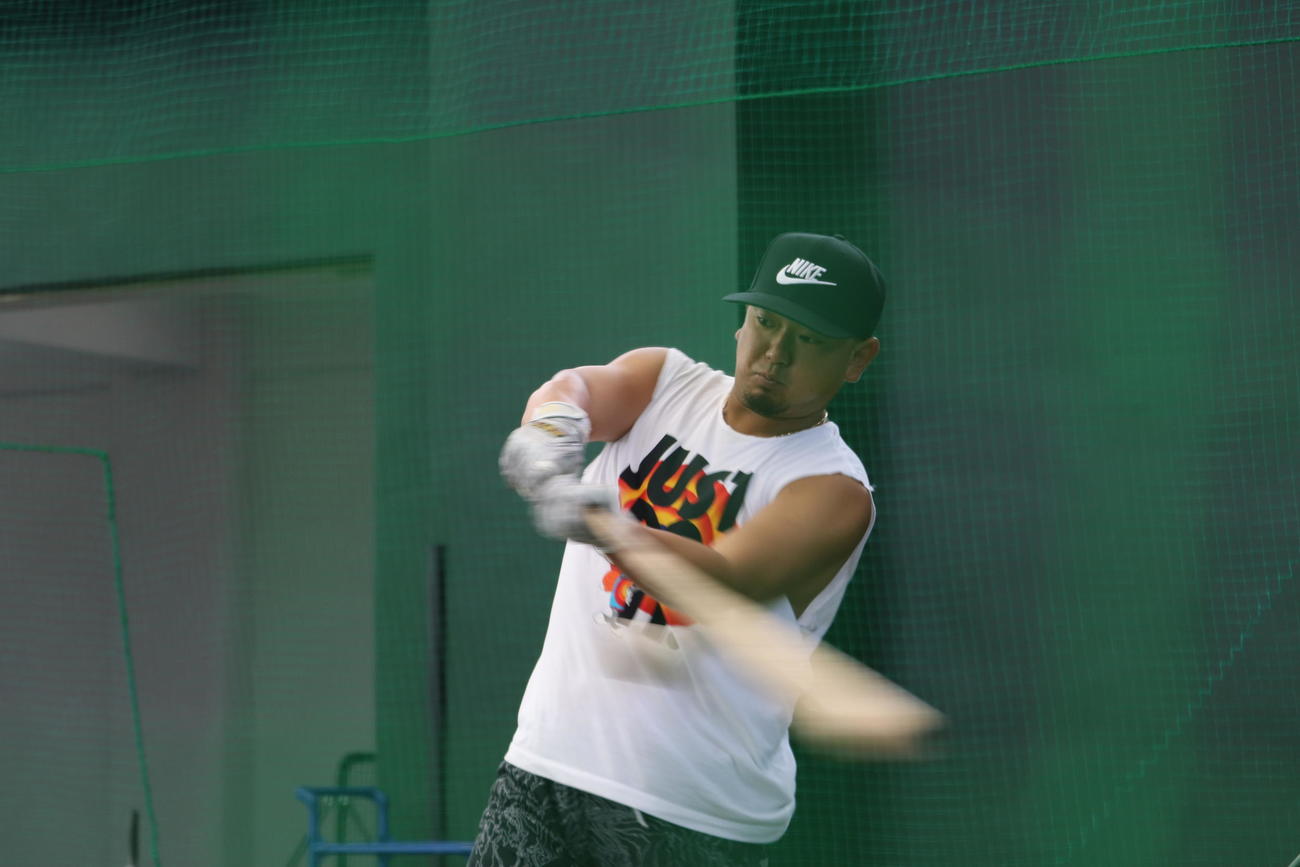 室内でフリー打撃を行うオリックス森（撮影・大池和幸）