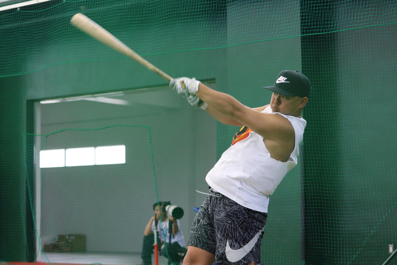 室内でフリー打撃を行うオリックス森（撮影・大池和幸）