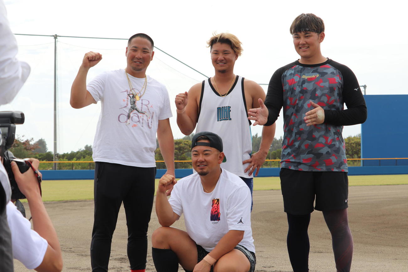 森（手前）は伊良部島自主トレ組でガッツポーズ。後列左からオリックス香月、西武佐藤龍、オリックス野口（撮影・大池和幸）