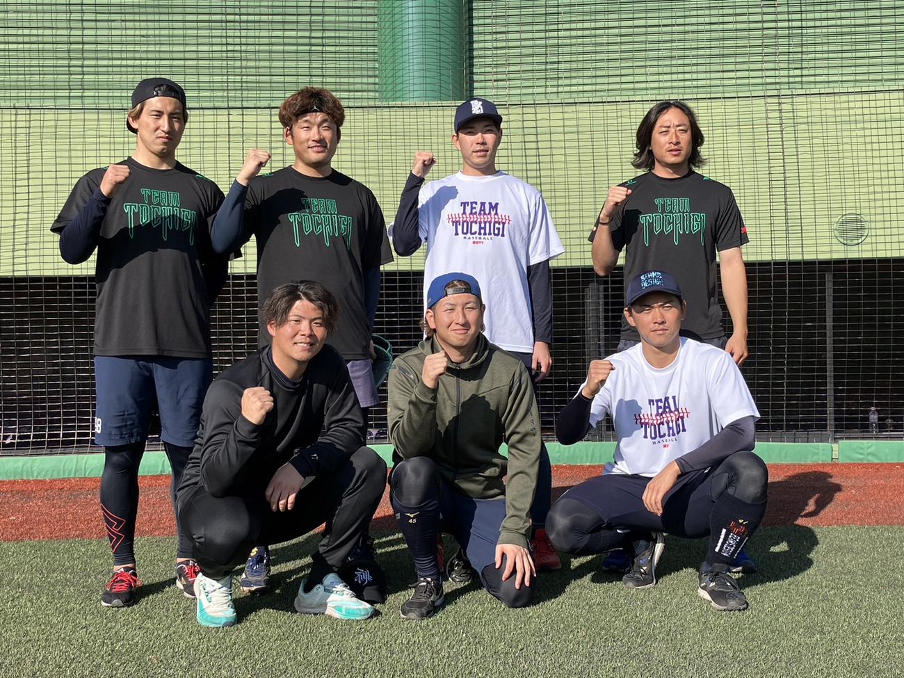 栃木・宇都宮市内で自主トレした後列左からヤクルトの金久保、山本、星、ロッテ坂本、前列左からヤクルト清水、小沢、柴田（撮影・久保賢吾）