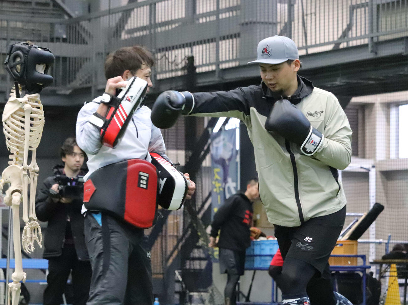 自主トレを公開し、ボクシングトレーニングをする阪神井上（撮影・小早川宗一郎）