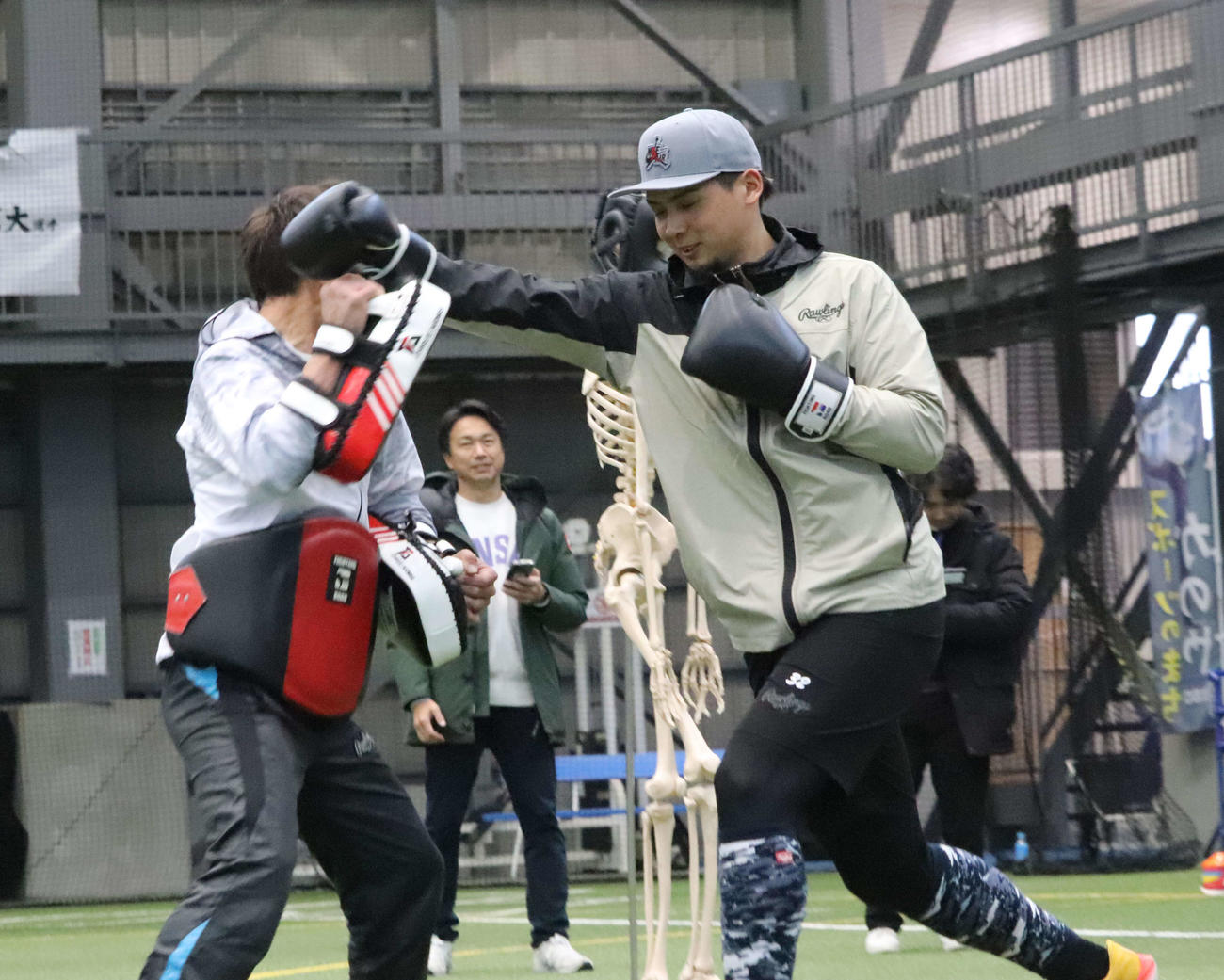 自主トレを公開し、ボクシングトレーニングをする阪神井上（撮影・小早川宗一郎）