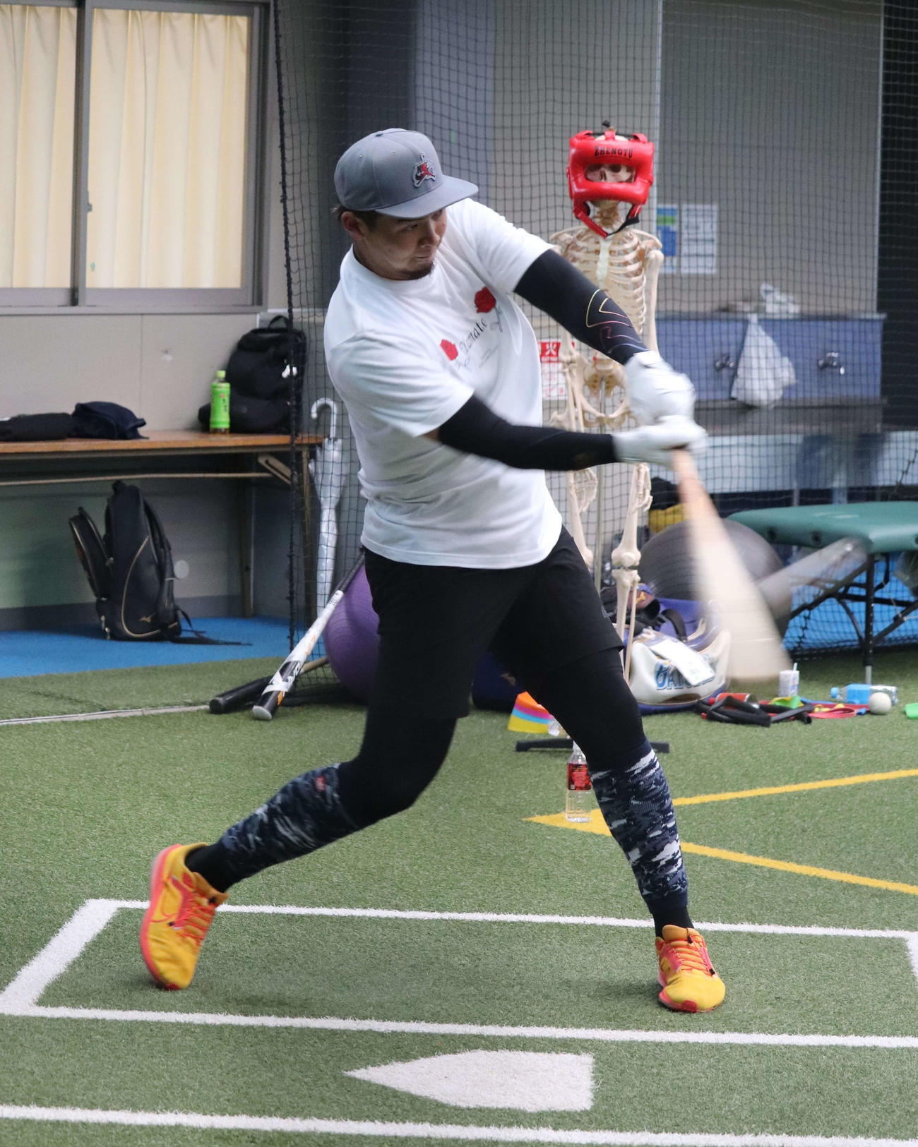 自主トレを公開し、打撃練習する阪神井上（撮影・小早川宗一郎）