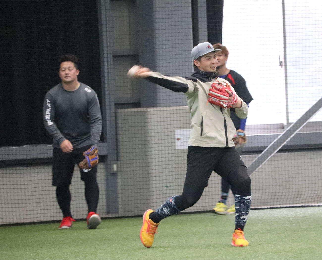 自主トレを公開し、内野ノックを受ける阪神井上（撮影・小早川宗一郎）