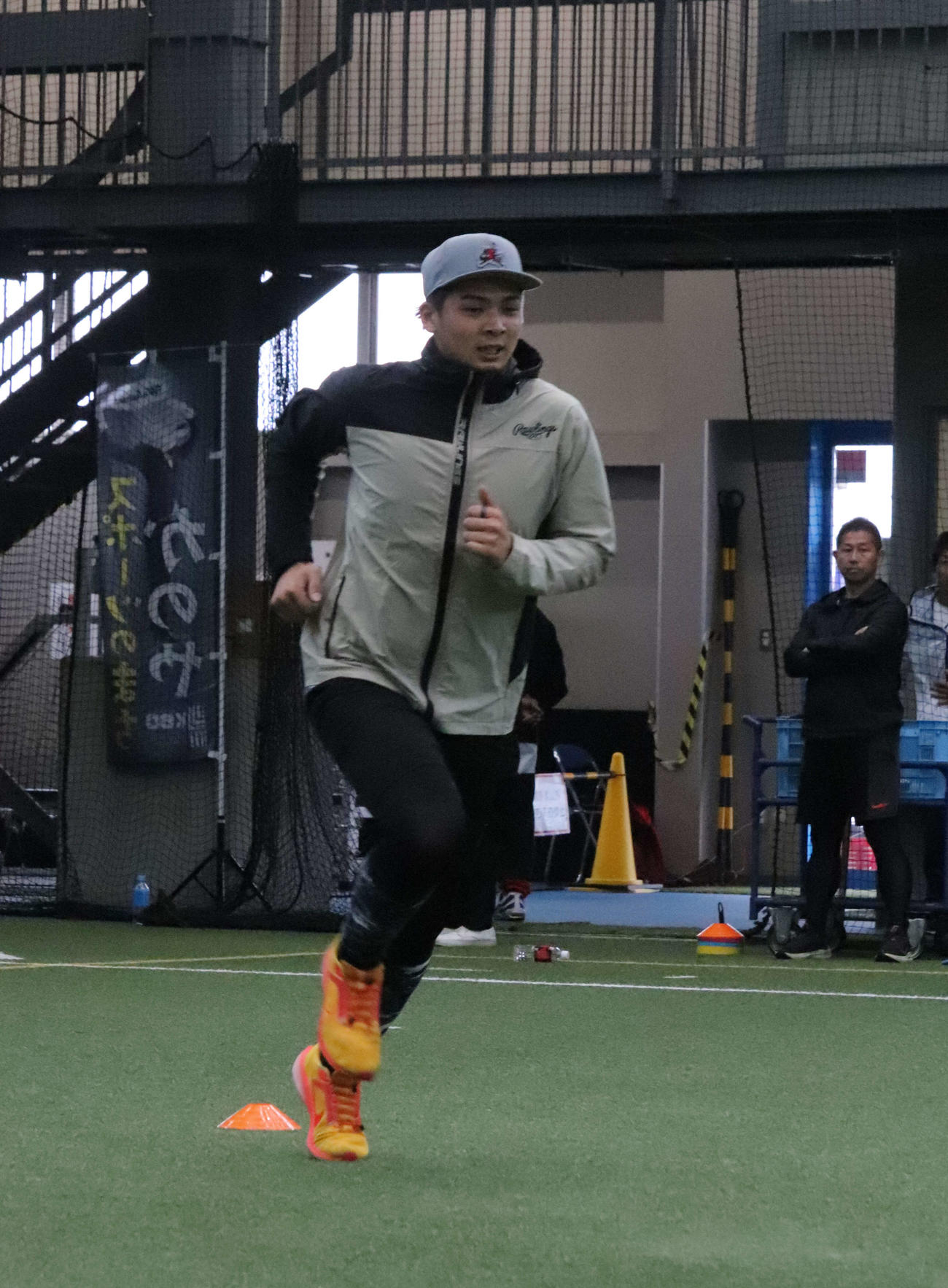 自主トレを公開し、ランニングをする阪神井上（撮影・小早川宗一郎）