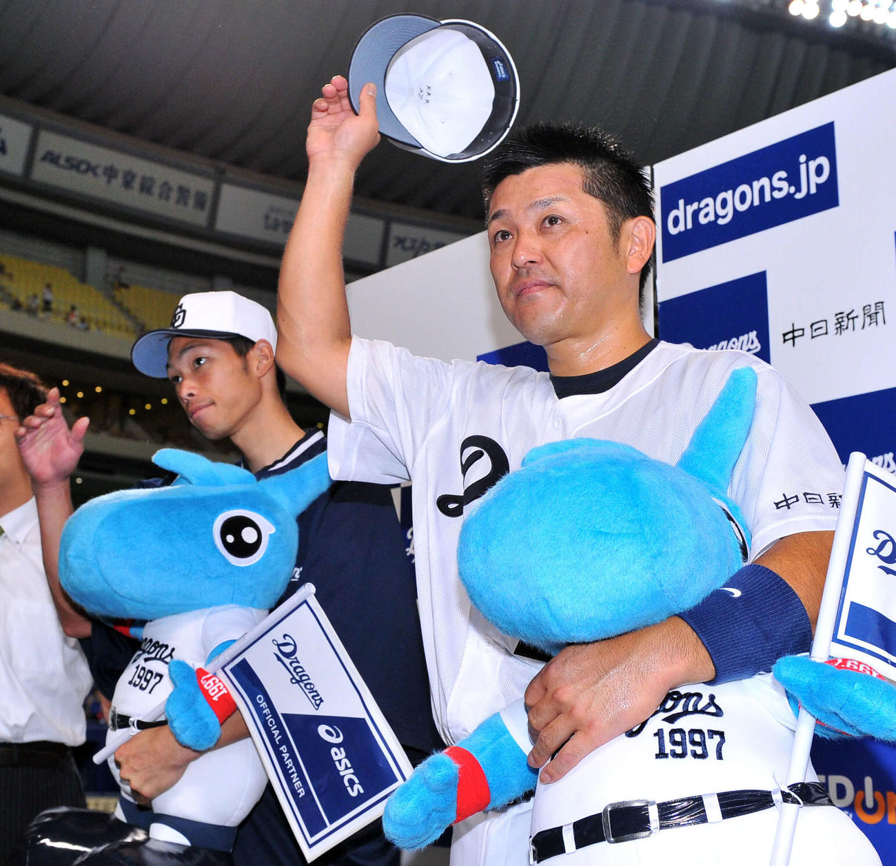 2014年8月6日の広島戦で、谷繁兼任監督と一緒にお立ち台に上がる中日又吉（左）