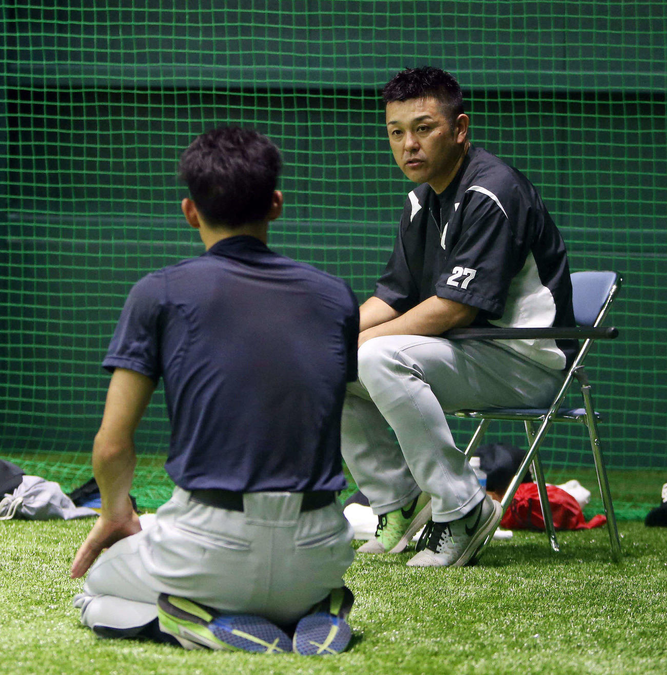 2015年6月26日、広島戦が雨天中止となり、谷繁兼任監督と話す又吉