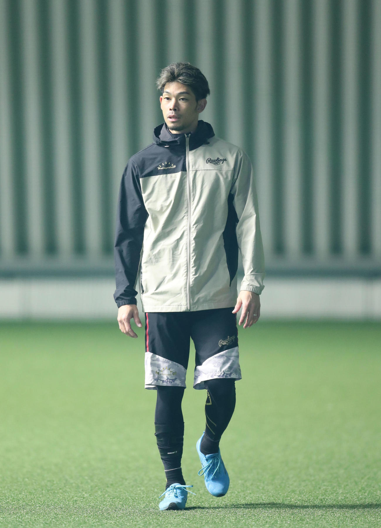 練習前、ゆっくり歩く又吉（撮影・梅根麻紀）
