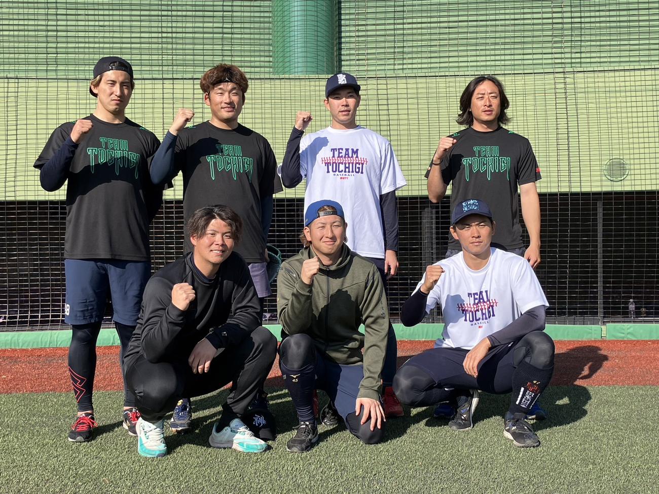 栃木・宇都宮市内で自主トレした後列左からヤクルトの金久保、山本、星、ロッテ坂本、前列左からヤクルト清水、小沢、柴田（撮影・久保賢吾）