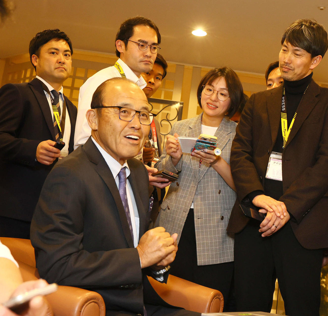 阪神岡田監督（手前）は合同スタッフ会議を終え報道陣の質問に答える（撮影・上山淳一）