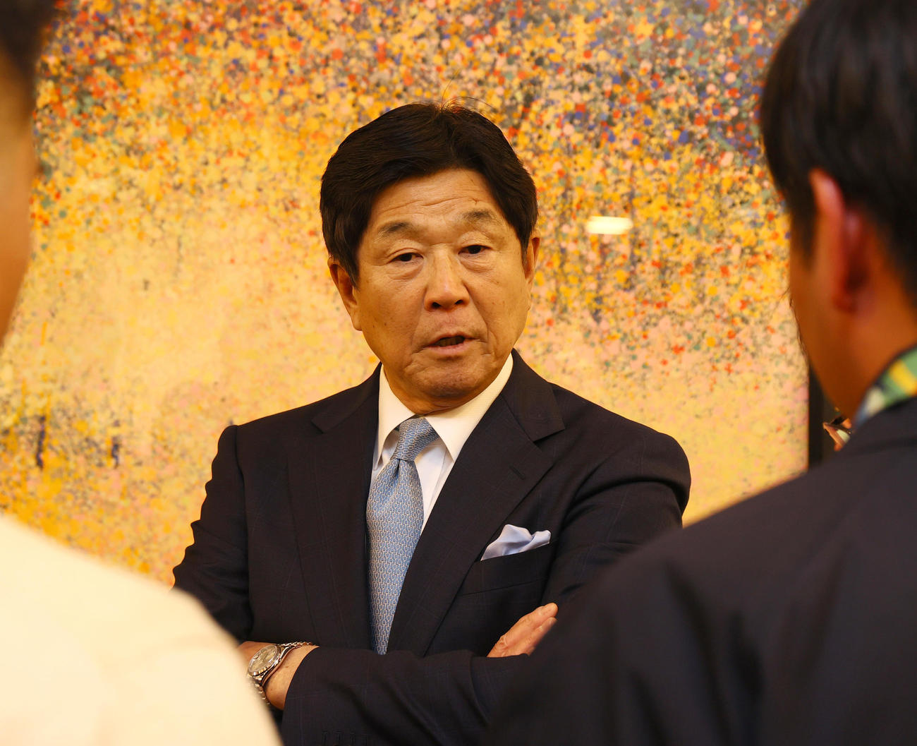 阪神平田ヘッドコーチは合同スタッフ会議を終え報道陣の質問に答える（撮影・上山淳一）
