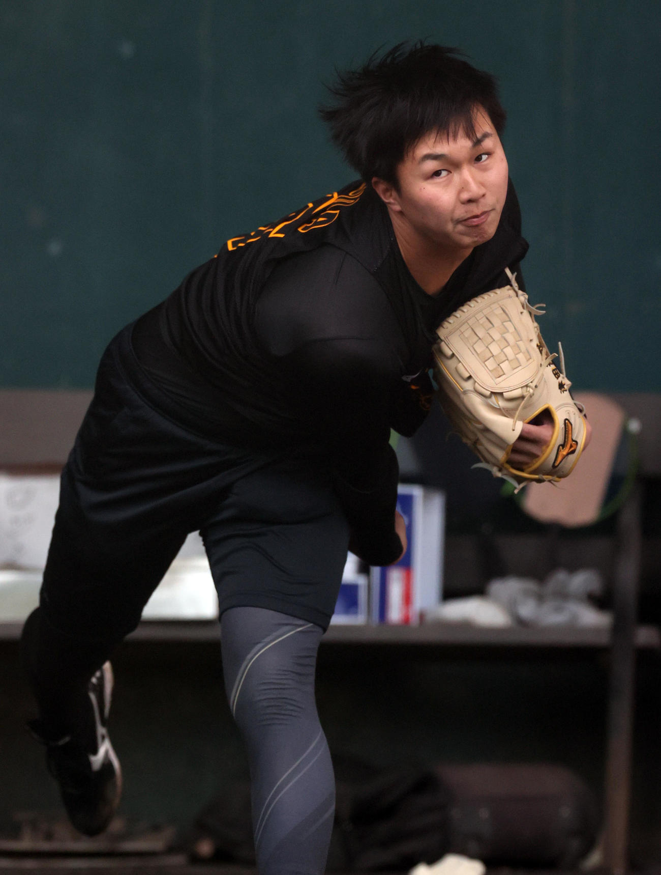 ブルペンで投球練習する津田