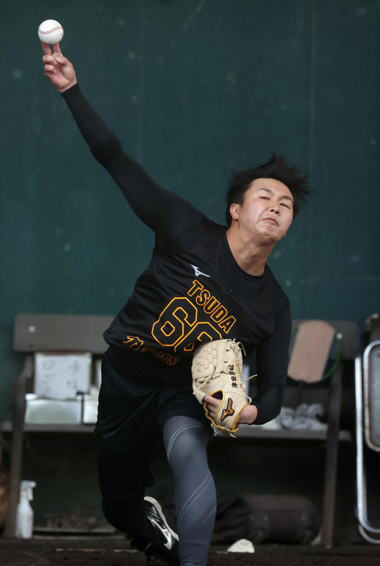 ブルペンで投球練習する津田