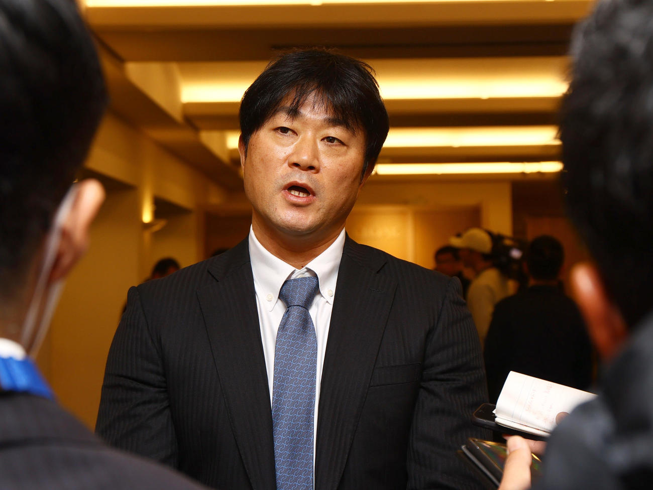 阪神安藤投手コーチは合同スタッフ会議を終え報道陣の質問に答える（撮影・上山淳一）