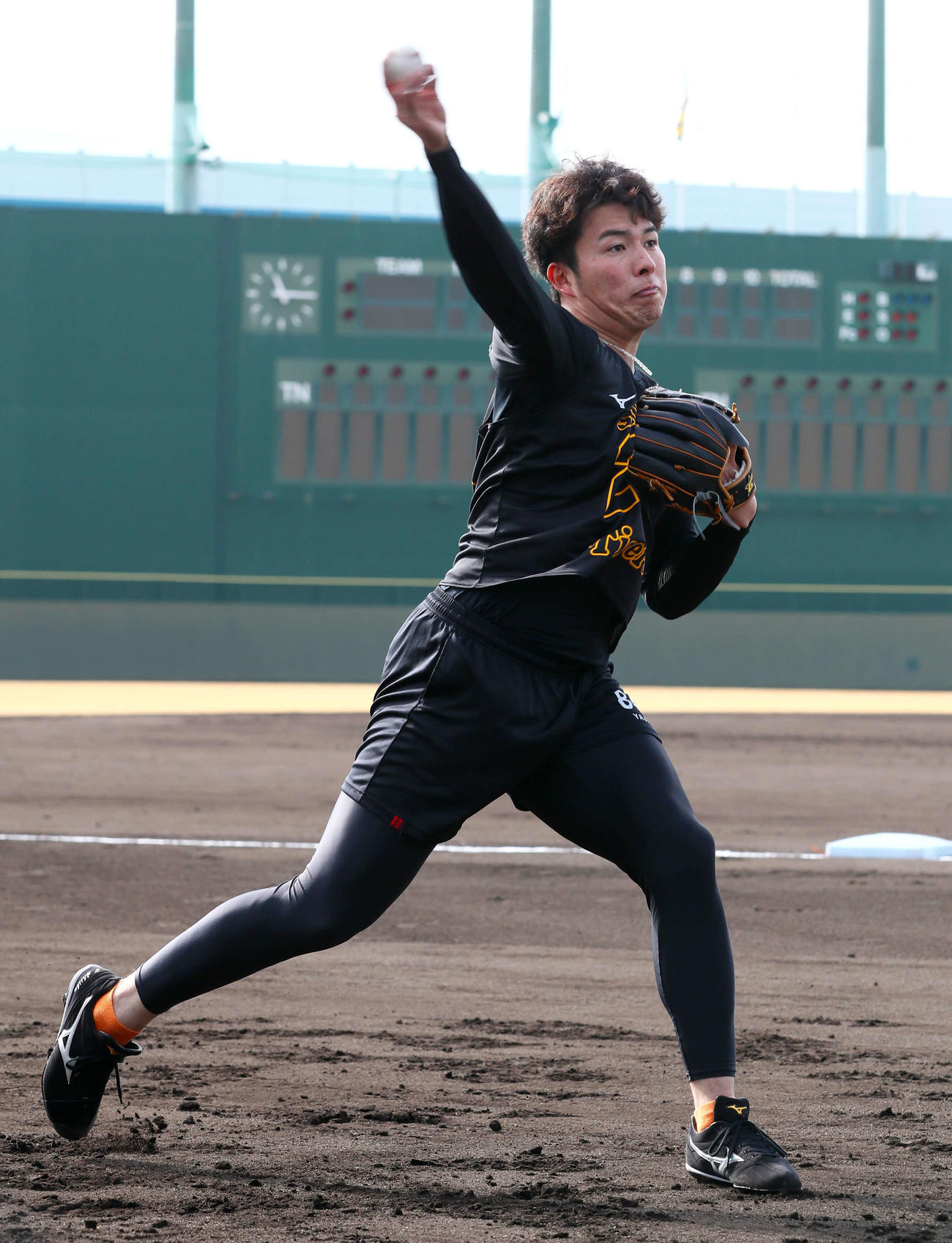 新人合同自主トレでノックを受ける阪神椎葉（撮影・上山淳一）