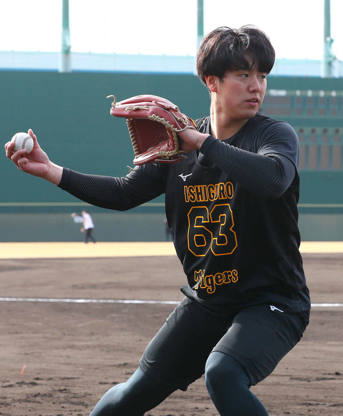 新人合同自主トレでノックを受ける阪神石黒（撮影・上山淳一）