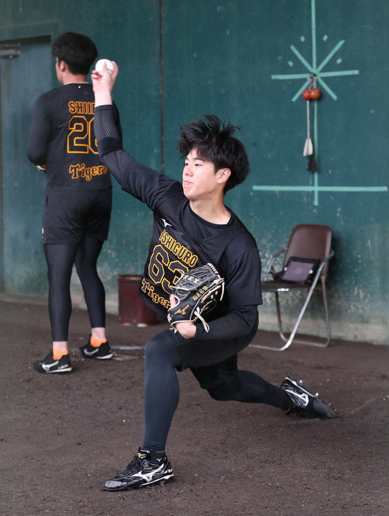 ブルペンで投球練習する石黒