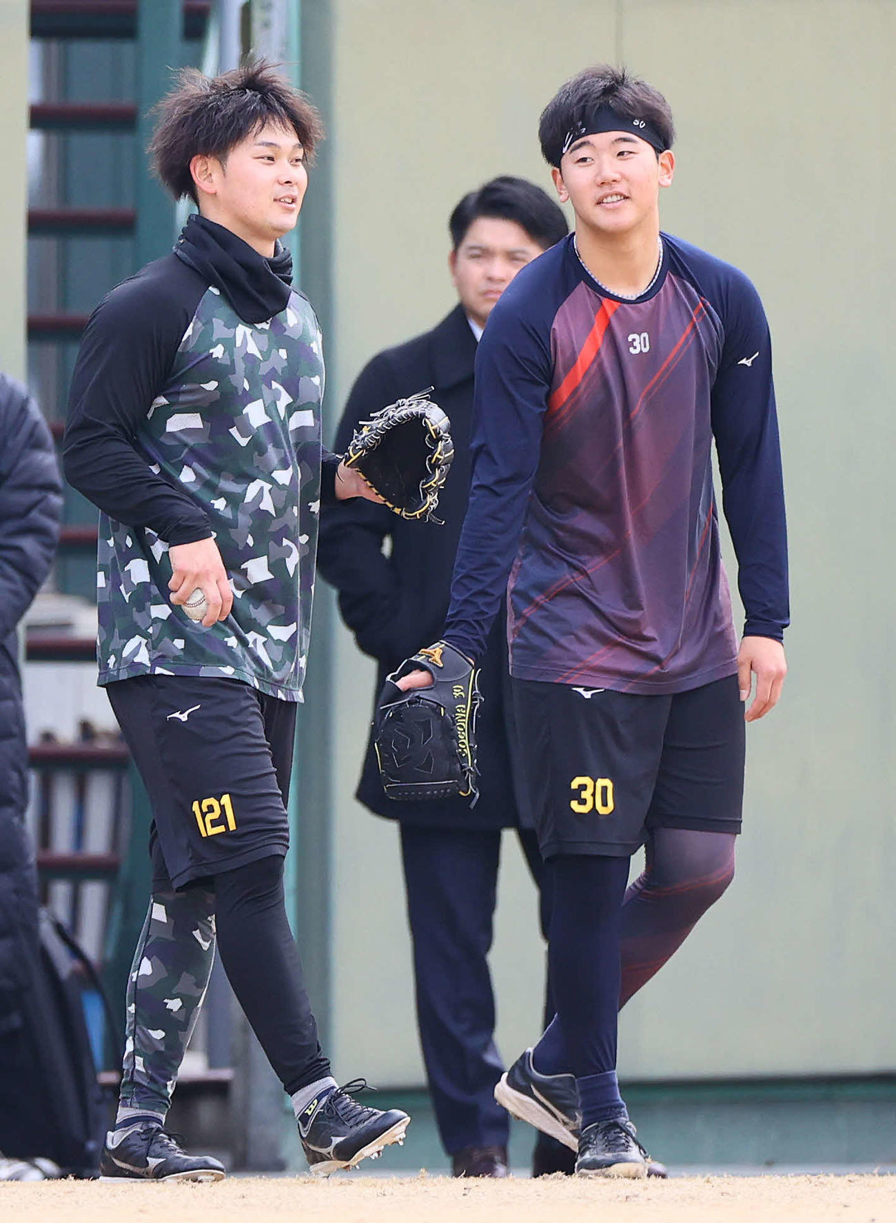 鳴尾浜球場で自主トレする門別（右）と野口（撮影・上山淳一）