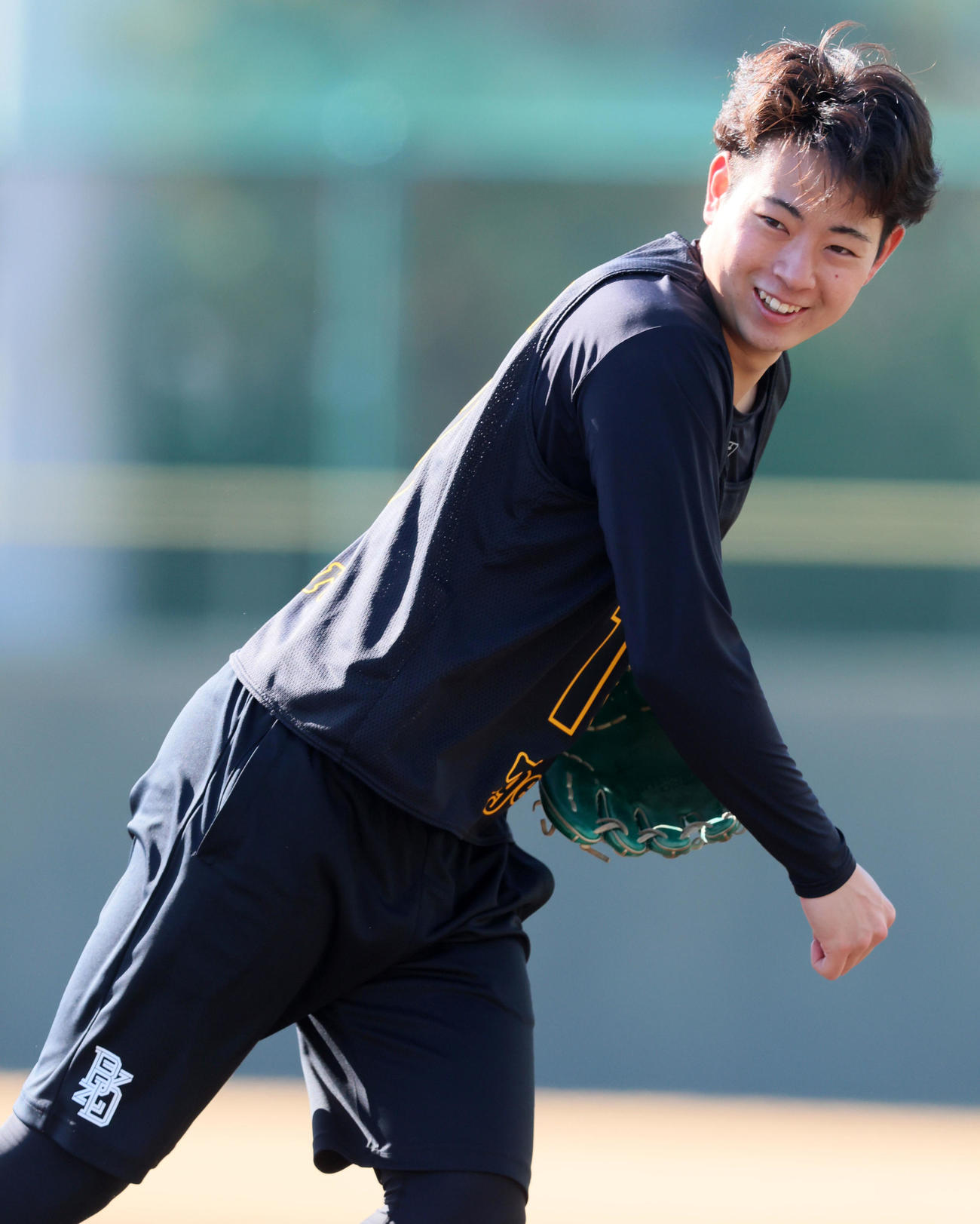 ゴロ捕球で笑顔を見せる下村海翔（2024年1月17日撮影）