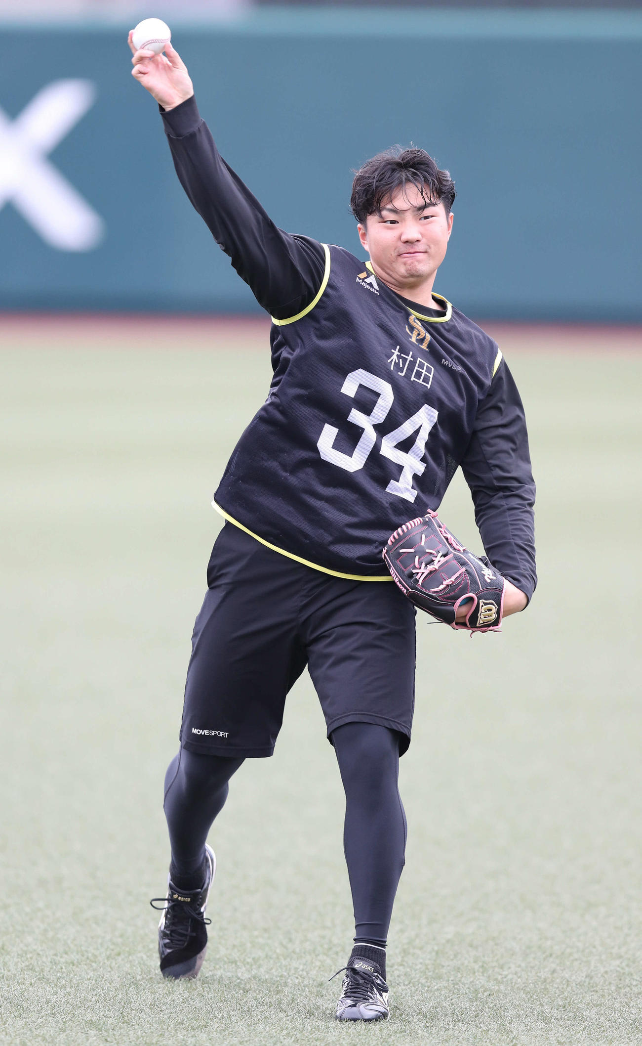 キャッチボールで調整する村田（撮影・梅根麻紀）