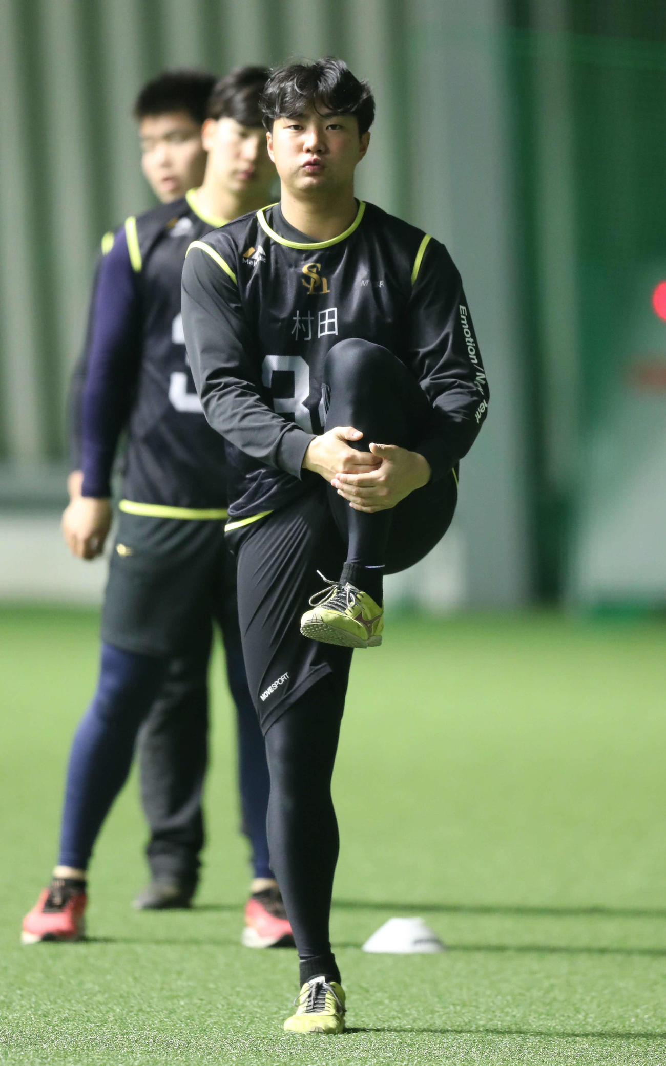 練習前、丁寧に体をひぐす村田（撮影・梅根麻紀）