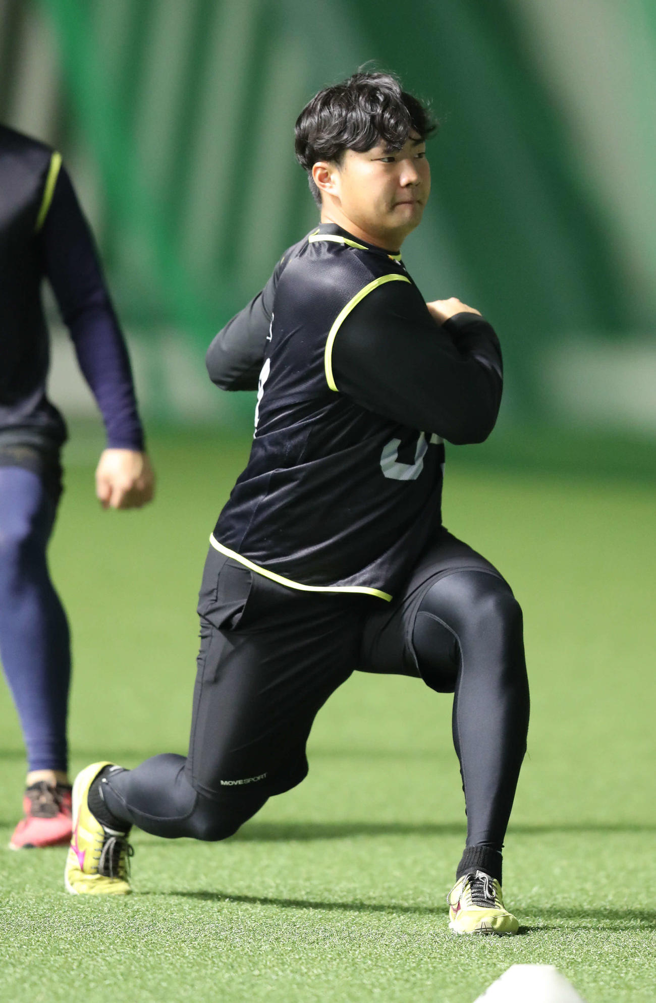 練習前、丁寧に体をひぐす村田（撮影・梅根麻紀）