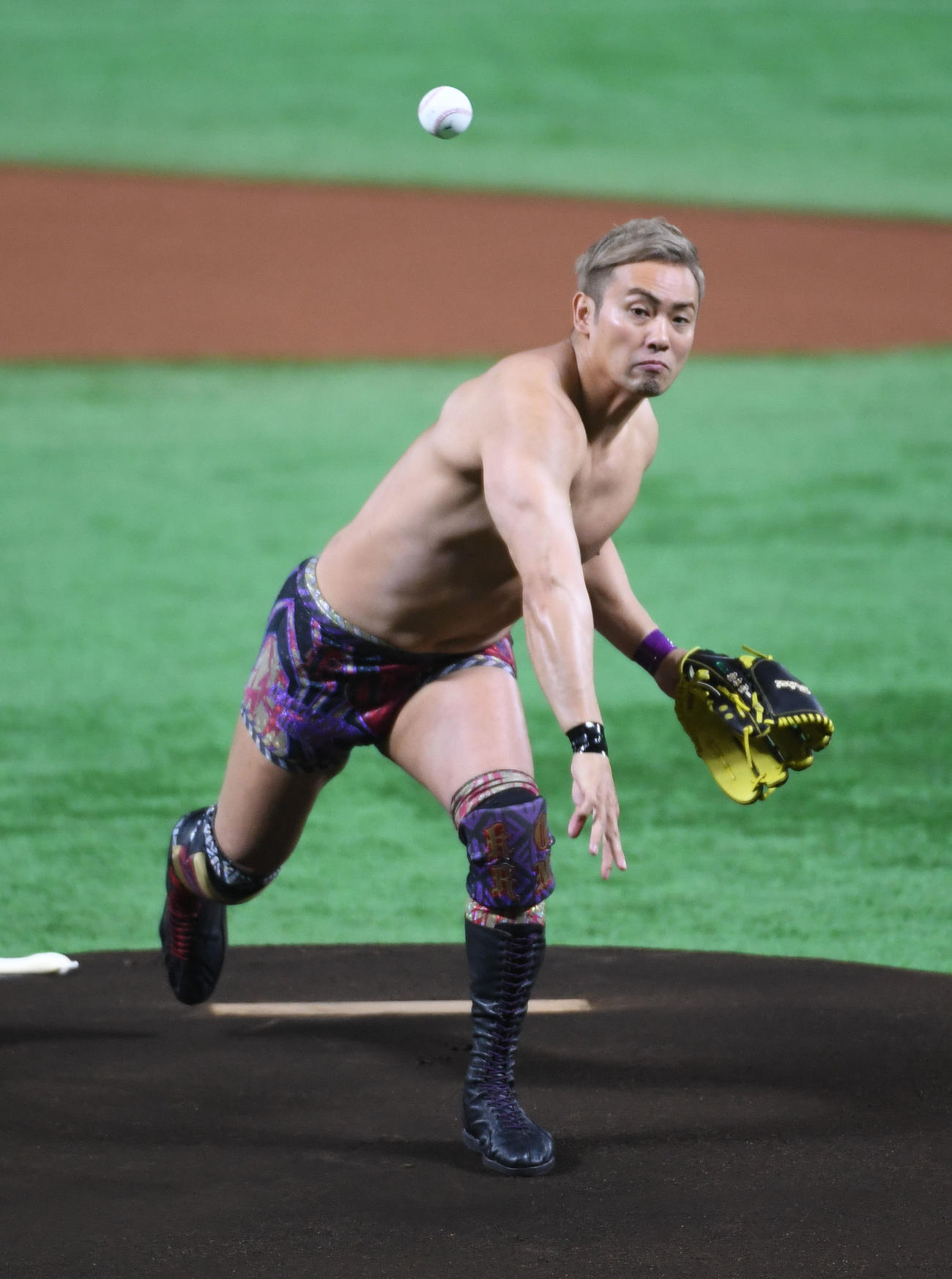 2019年5月、始球式を務めるオカダ・カズチカ