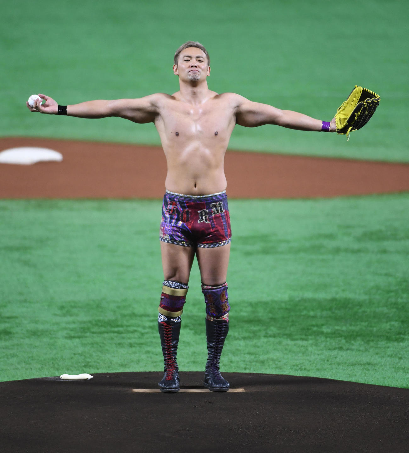 2019年5月、始球式を務めるオカダ・カズチカ