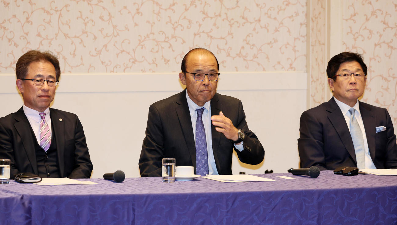 阪神の合同スタッフ会議に出席する岡田監督。左は粟井球団社長、右は平田ヘッドコーチ（撮影・加藤哉）