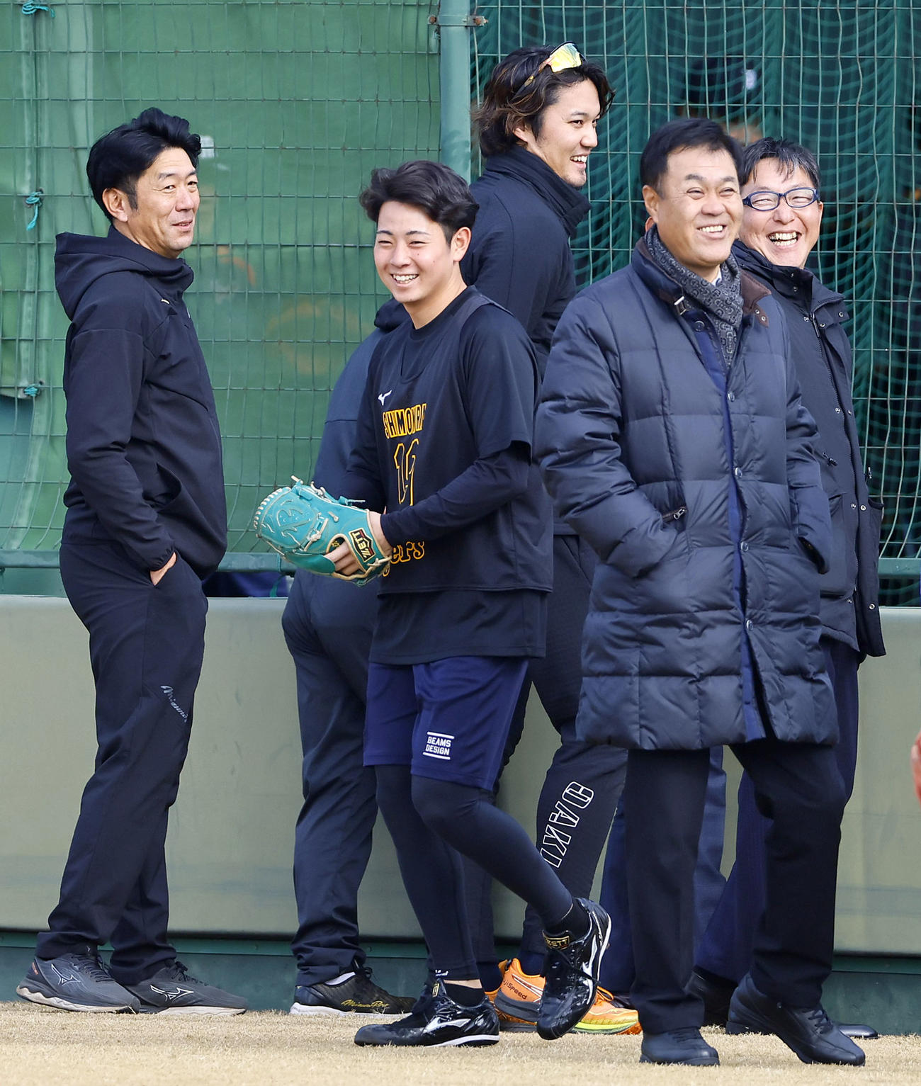 藤浪（中央）にあいさつし、笑顔を見せる下村（左から2人目）（撮影・藤尾明華）