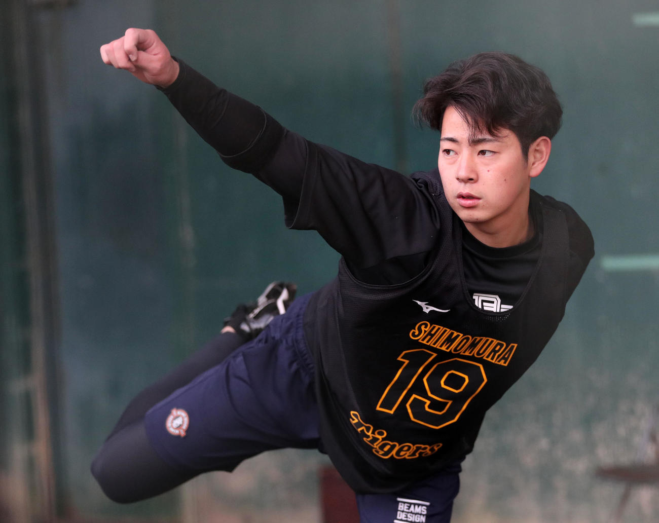 ブルペンで投球練習する下村