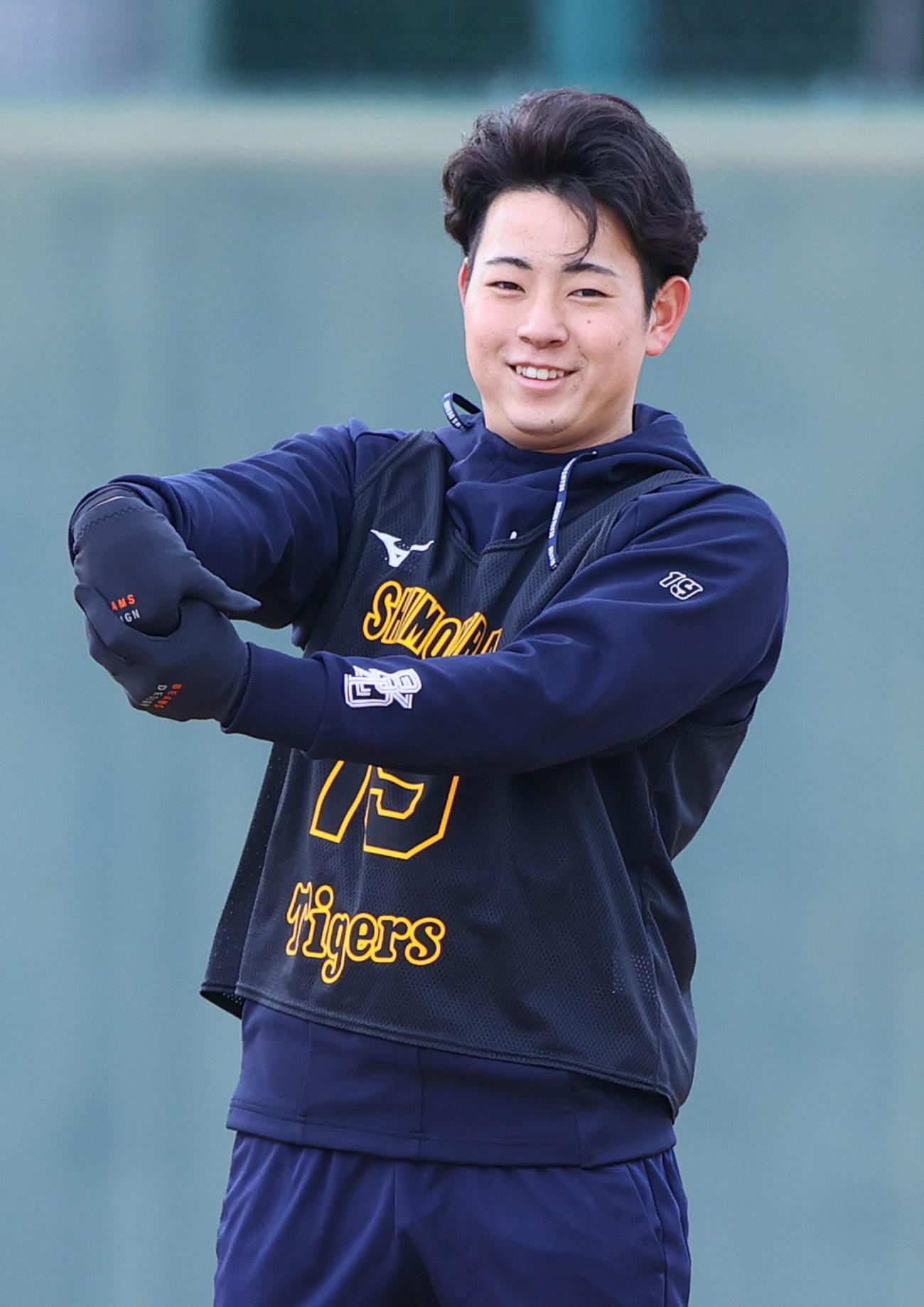 新人合同自主トレで笑顔を見せる阪神下村（撮影・上山淳一）