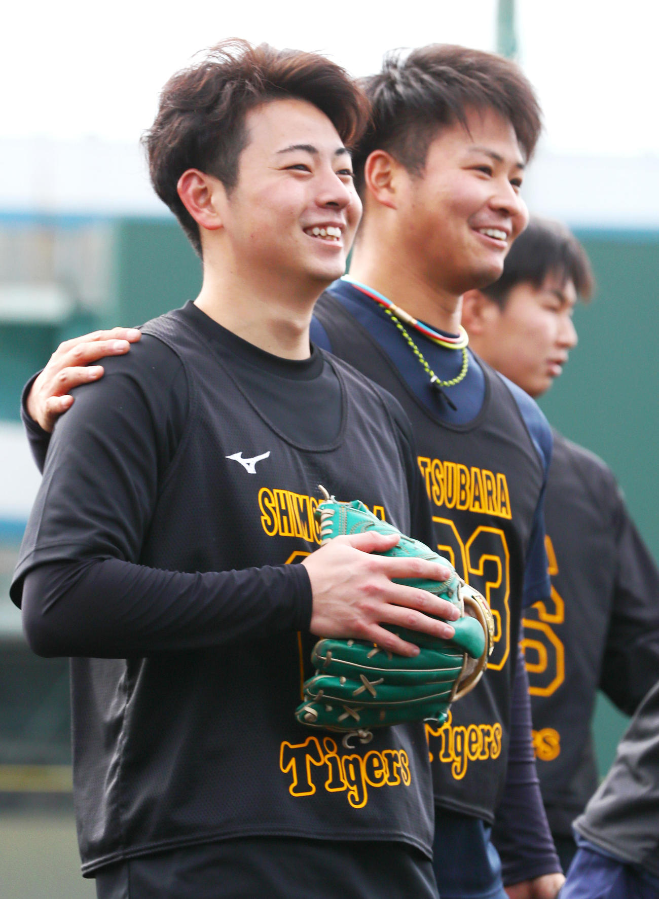 新人合同自主トレで笑顔を見せる阪神下村（手前）と松原。右は津田（撮影・上山淳一）