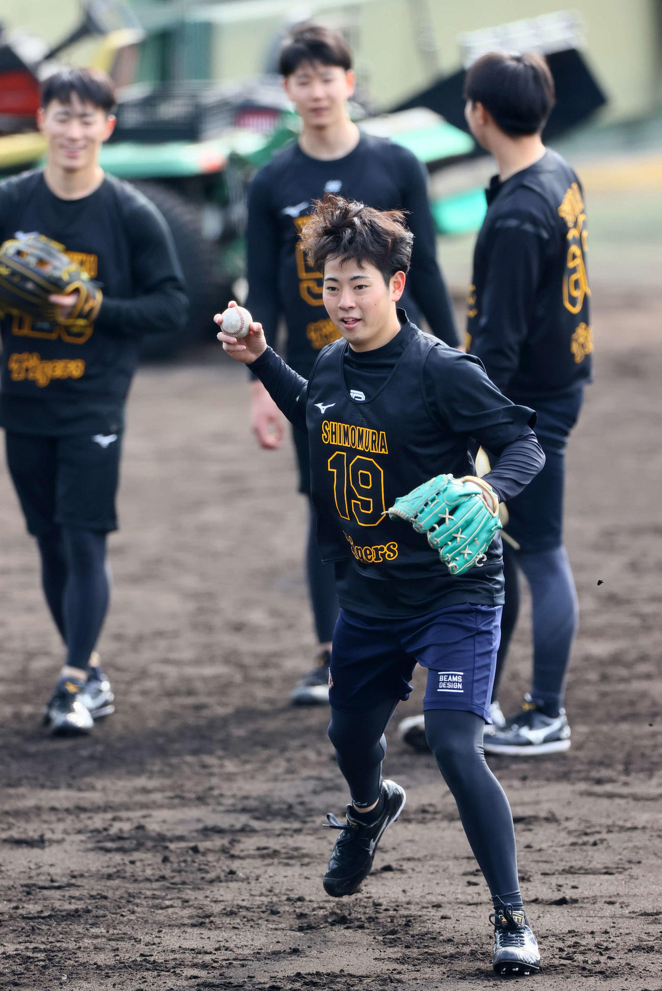 新人合同自主トレでノックを受ける阪神下村（撮影・上山淳一）