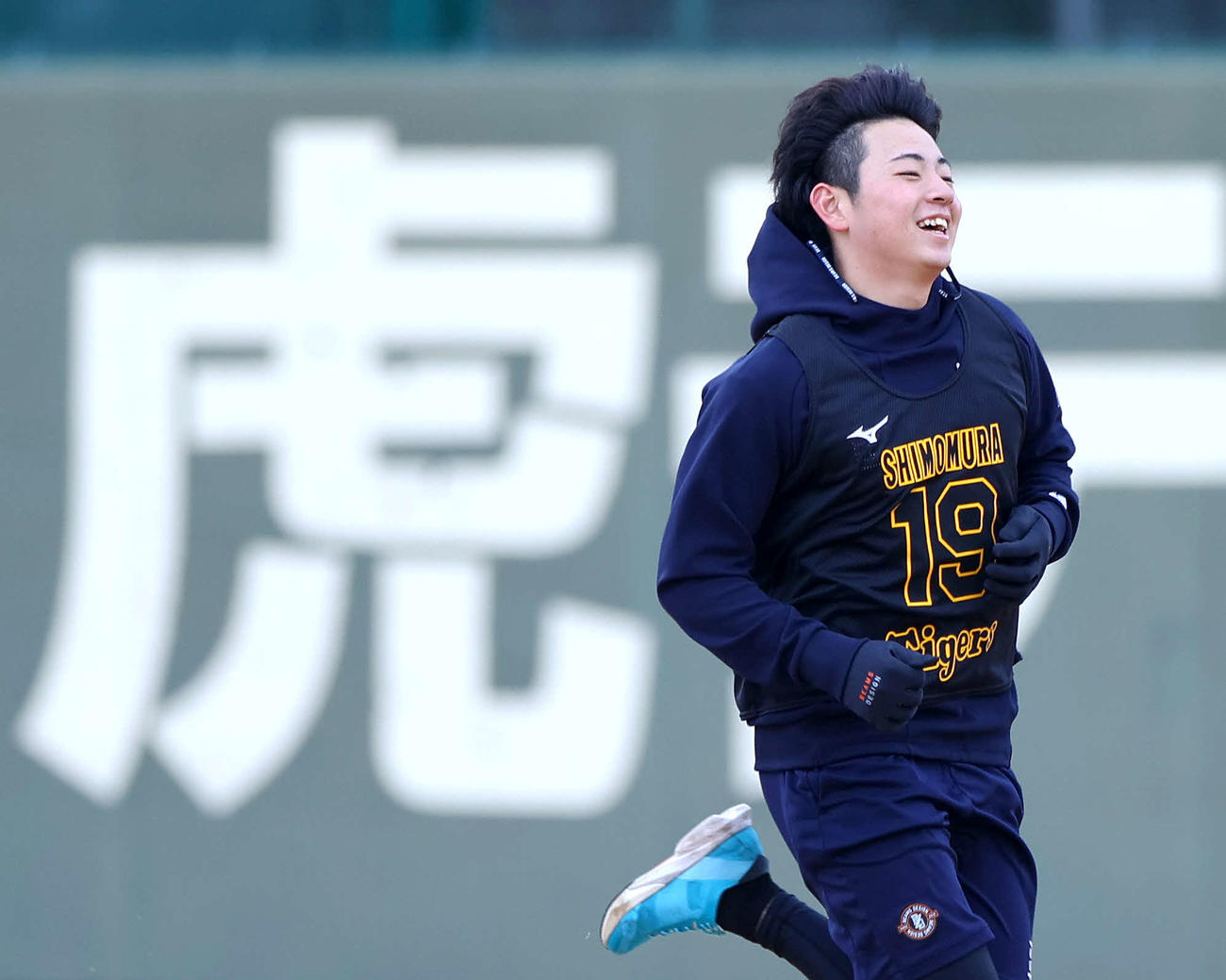 新人合同自主トレで笑顔を見せる阪神下村（撮影・上山淳一）