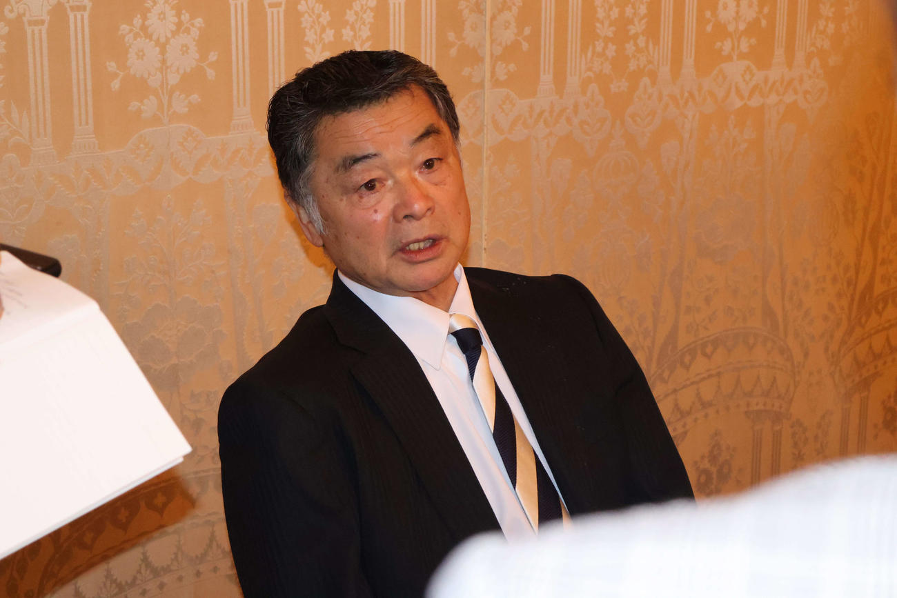 甲子園歴史館運営会議を終え、取材に応じる川藤OB会長（撮影・古財稜明）