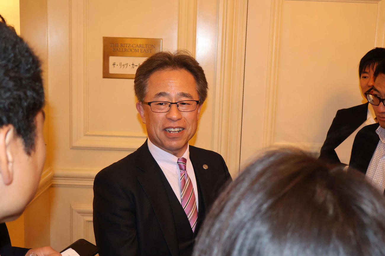 甲子園歴史館運営会議を終え、取材に応じる阪神の粟井球団社長（撮影・古財稜明）