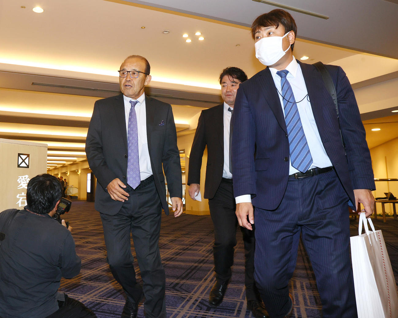 合同スタッフ会議に出席する阪神岡田彰布監督（左）（撮影・上山淳一）