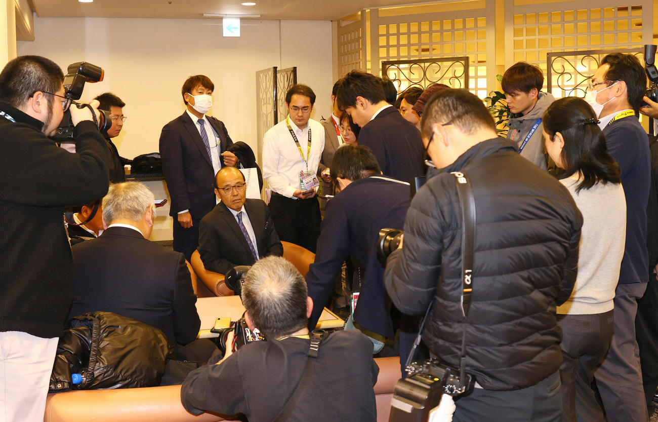 阪神岡田監督は合同スタッフ会議を終え報道陣の質問に答える（撮影・上山淳一）