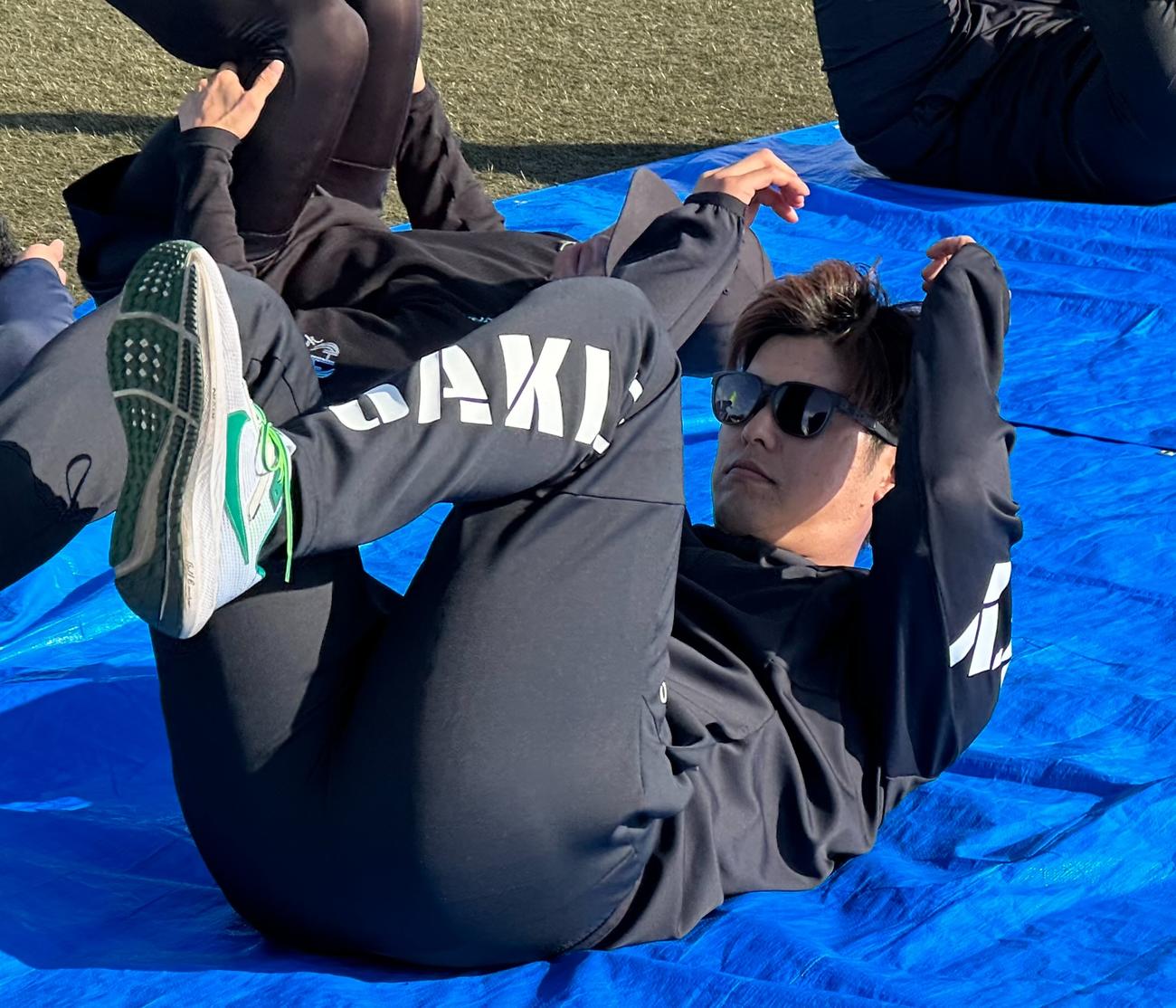 自主トレを公開した中村奨（球団提供）