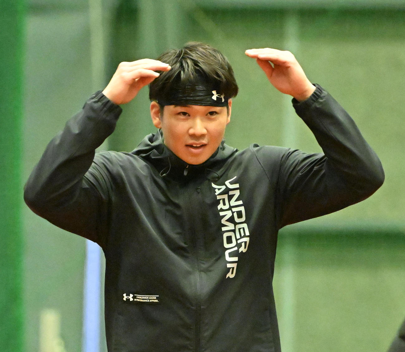 自主トレ終了後、取材にOKサインを出すオリックス山下（撮影・和賀正仁）