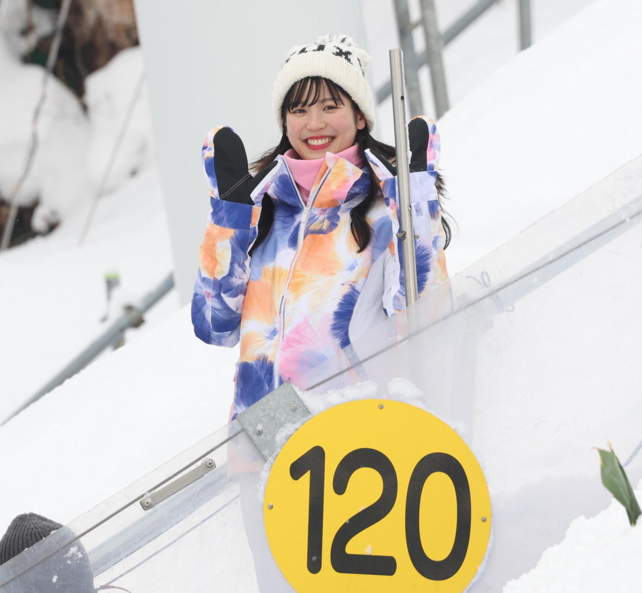 ランディングバーン横で声援をおくる元ファイターズガールの滝谷さん（撮影・黒川智章）