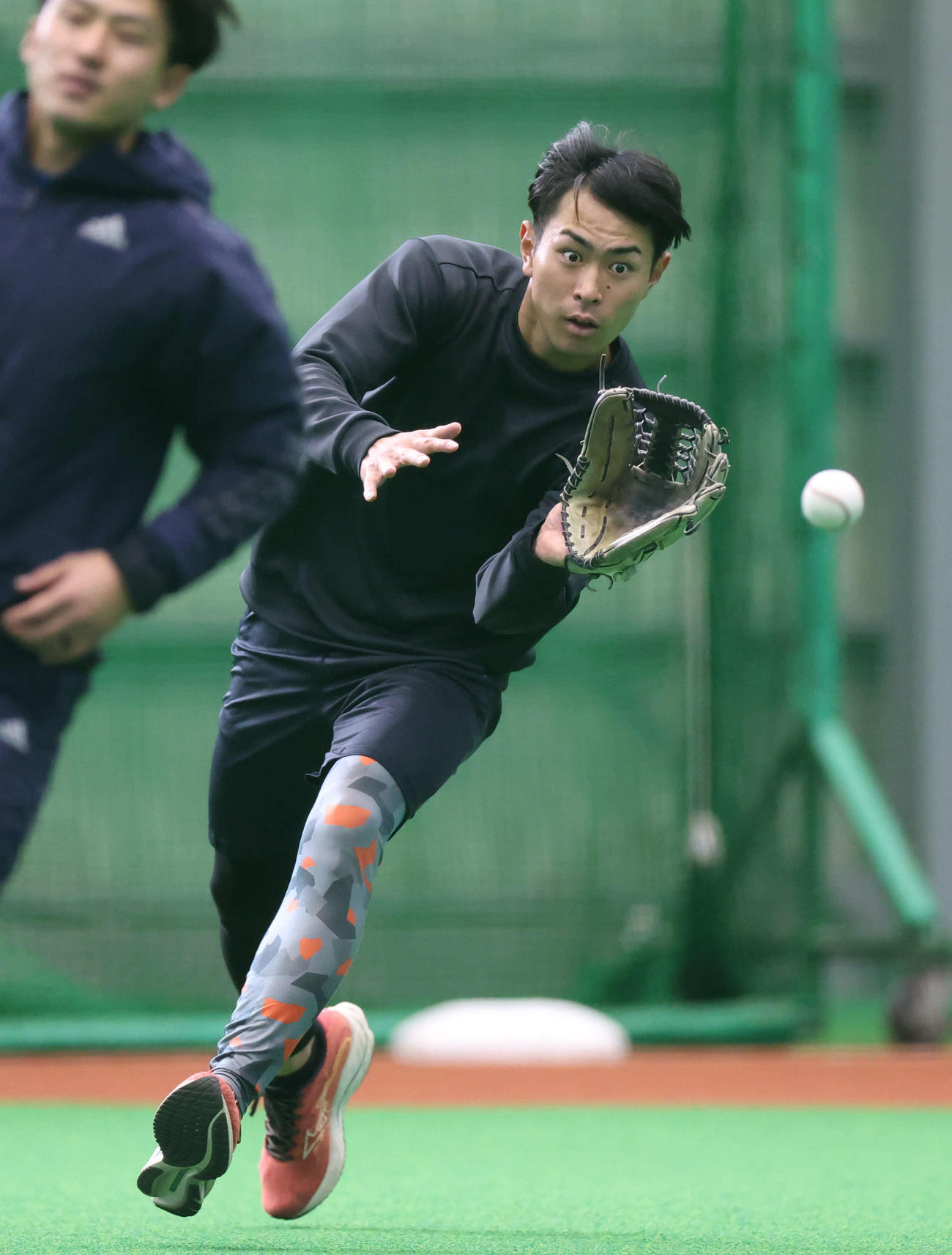 ノックを受ける日本ハム宮崎（24年1月11日撮影）