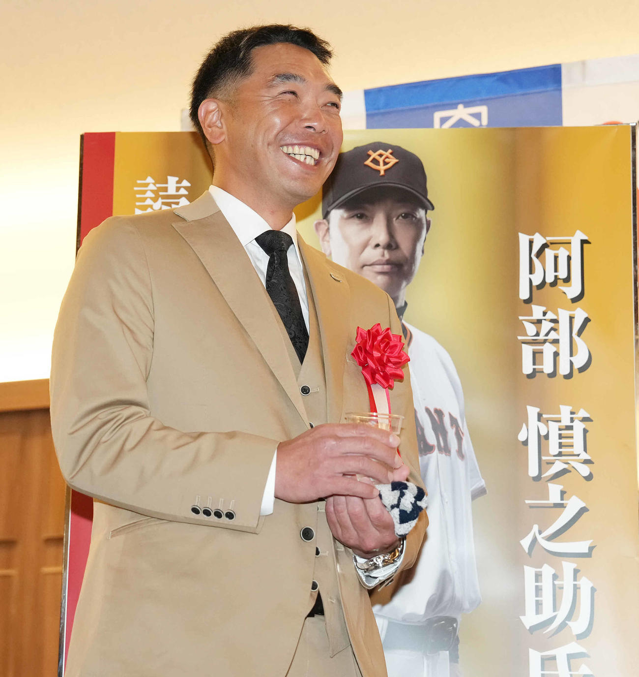 「阿部慎之助氏　読売ジャイアンツ監督就任を祝う会」の乾杯前に笑顔の巨人阿部監督（撮影・鈴木みどり）