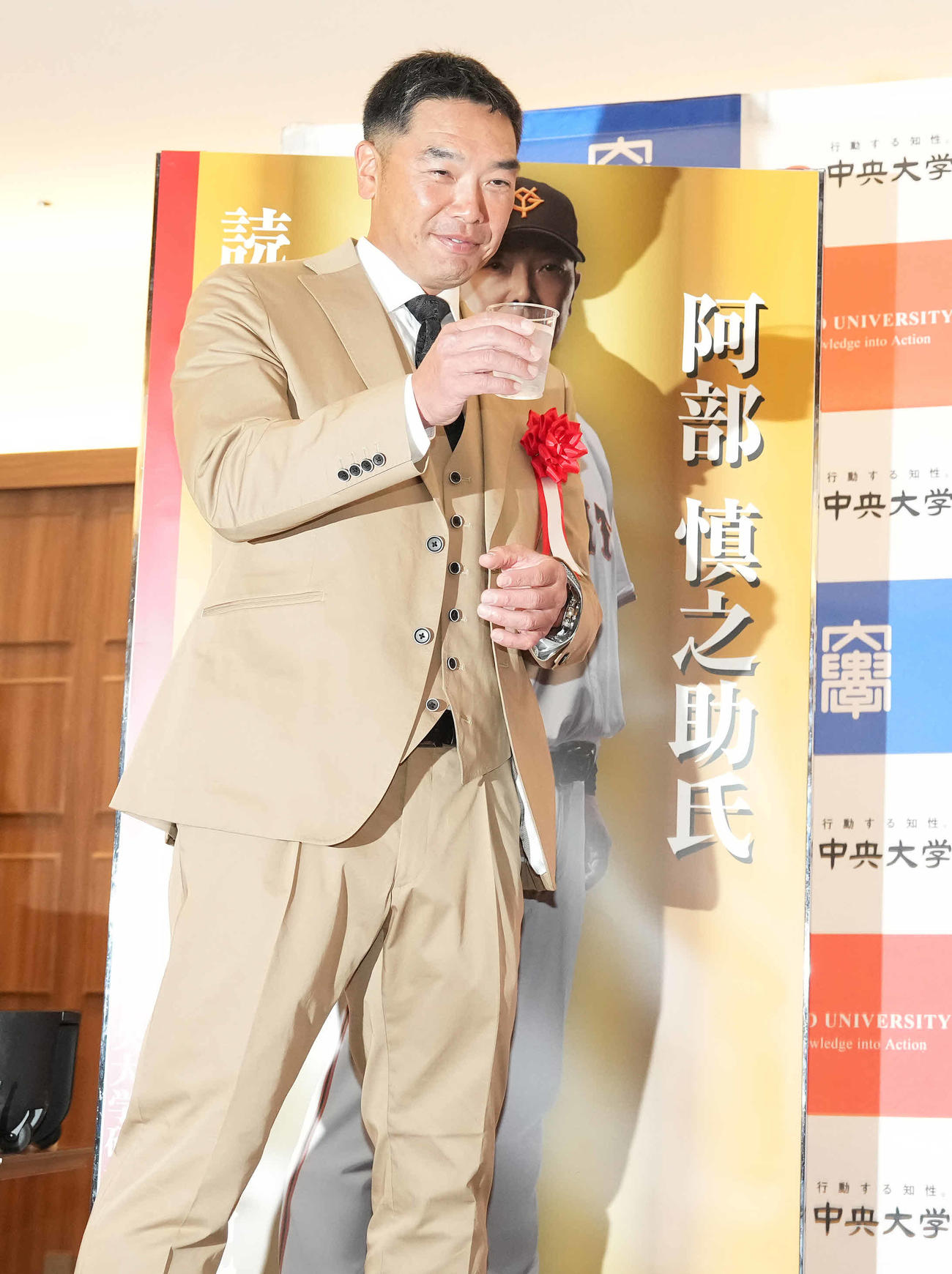 「阿部慎之助氏　読売ジャイアンツ監督就任を祝う会」で乾杯する巨人阿部監督（撮影・鈴木みどり）