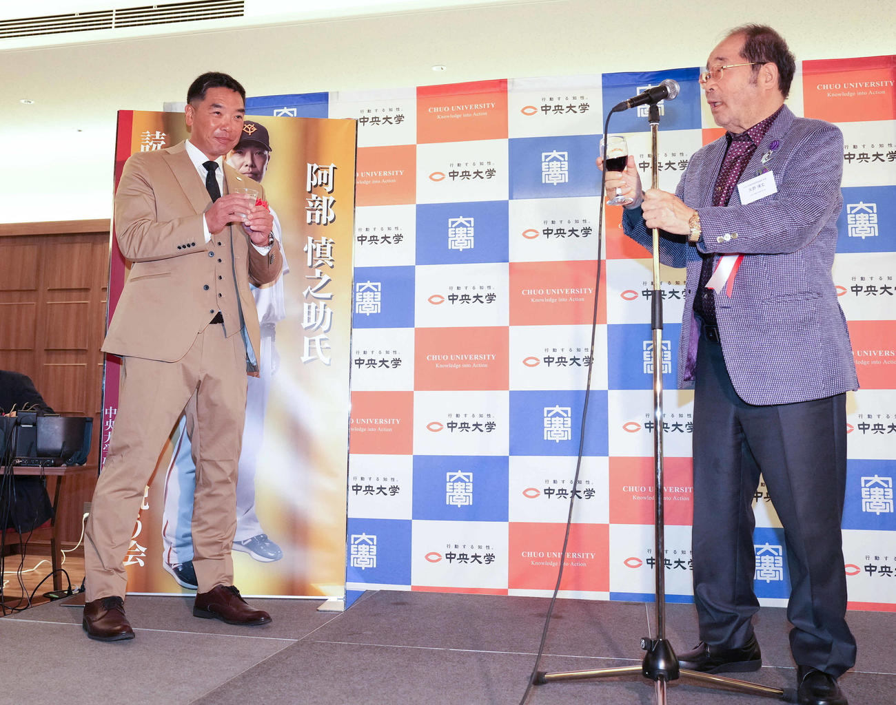 「阿部慎之助氏　読売ジャイアンツ監督就任を祝う会」で乾杯する巨人阿部監督。右は大創産業創業者で中大硬式野球部後援会会長の矢野博丈氏（撮影・鈴木みどり）