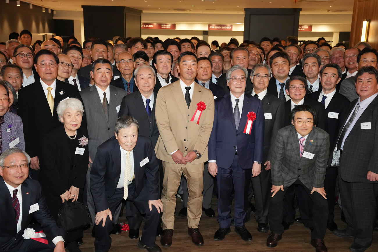 「阿部慎之助氏　読売ジャイアンツ監督就任を祝う会」で記念撮影に納まる巨人阿部監督（前列中央）（撮影・鈴木みどり）